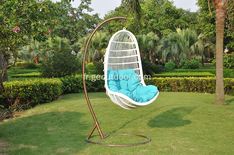 Chaise pivotante en rotin de style nouveau