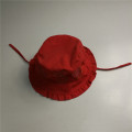 Chapeau à godet à bouton rouge avec chaine