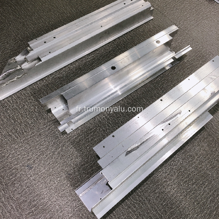 Corps typique en aluminium extrudé simple en composants blancs