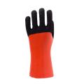 Fluoreszierender orangefarbener PVC-Handschuh. Schwarzes Schaum-Finish