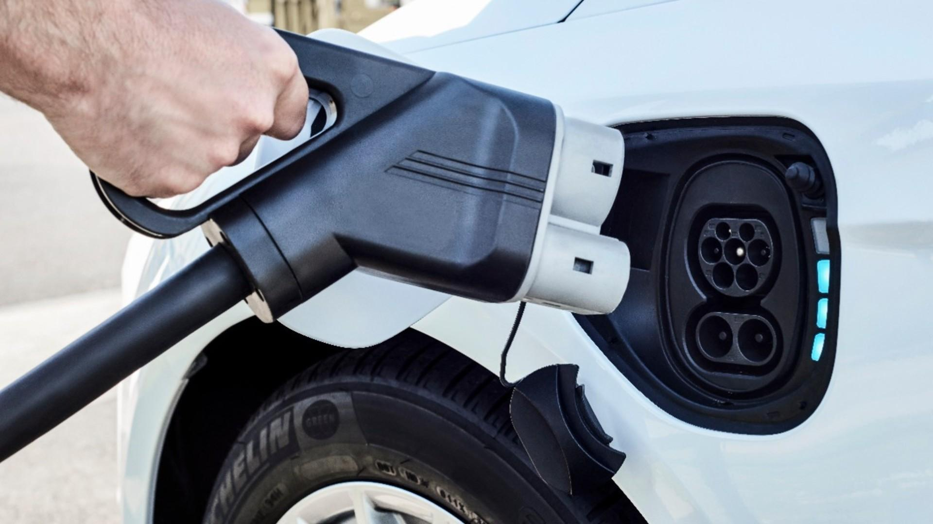 自動車産業向けの円形磁気コネクタ Circular magnetic connectors for the automotive industry