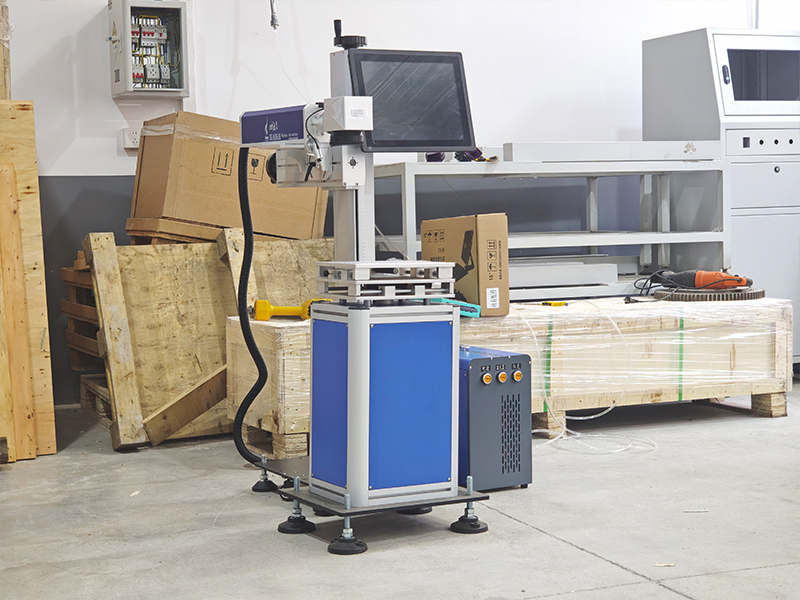 Delivery of an in-flight marking machine for marking metal parts next to an automated production line