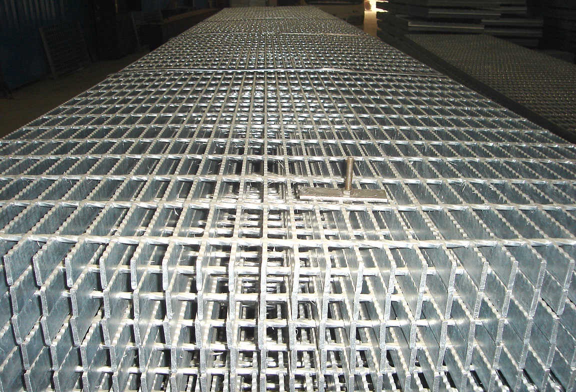 high quality galvanized serrated steel grating / floor grating with mesh size 30*100mm