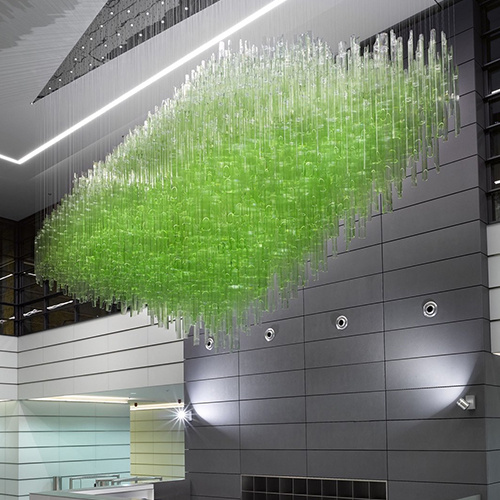 Люстра из зеленого стекла в вестибюле ресторана подвесной светильник