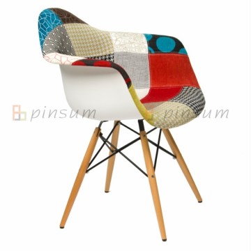 Eames Setengah Fabric Covered Armchair dengan Wood Leg