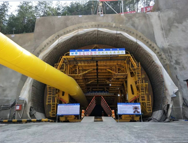 Operação de segurança de carrinho simples do túnel