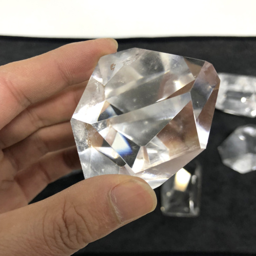 天然透明的白色水晶
