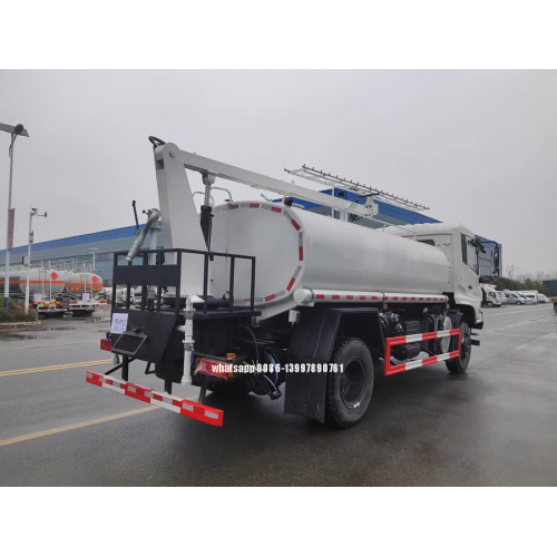 Camion à eau 4X4 avec installations de nettoyage de panneaux solaires