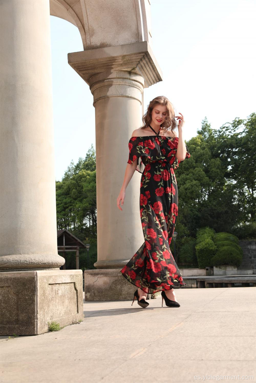 Vestido largo con hombros descubiertos de flores rojos