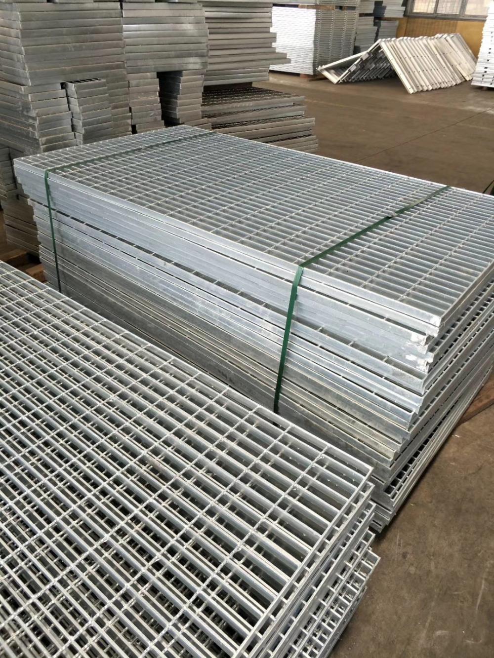 Fabriksförsörjning galvaniserade dräneringsgaller/stålgitter trappor/betongstålgitter