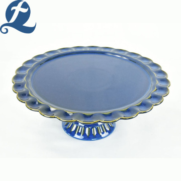 Изготовленная на заказ керамическая тарелка для фруктов с синей кромкой на высоких ножках