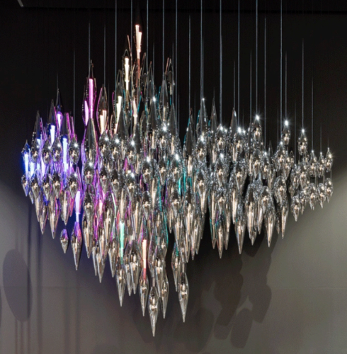 Lampadario di cristallo moderno grande nella villa
