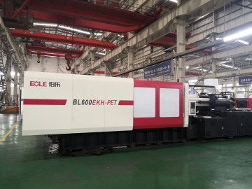 pet bottle injection molding machine