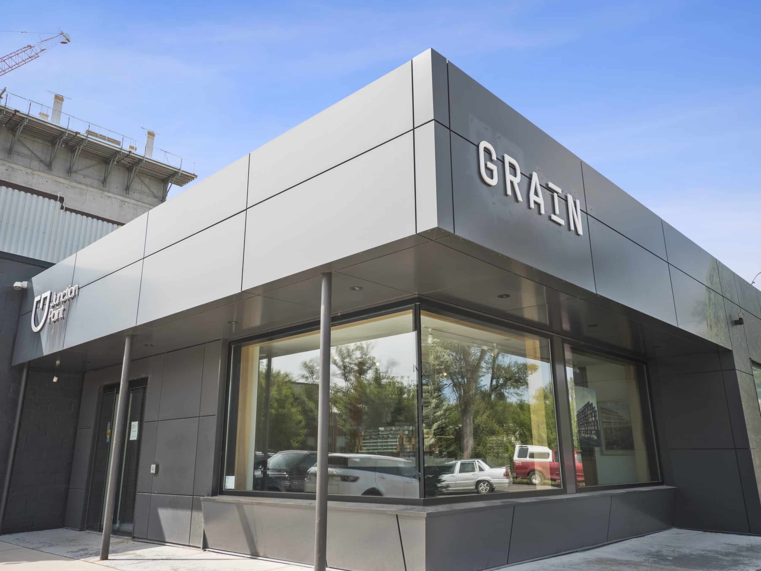 2688-Dundas-St.-W-Vista-frontal-Escala comprimida 2688-Dundas-St.-W-Front-view-Compressed-scaled