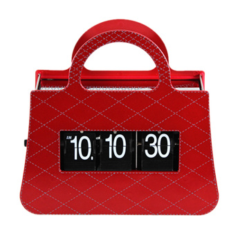 Czerwona torebka damska z klapkowym zegarem stołowym