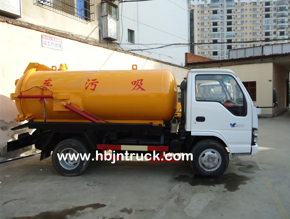 Isuzu sewage vacuum truck