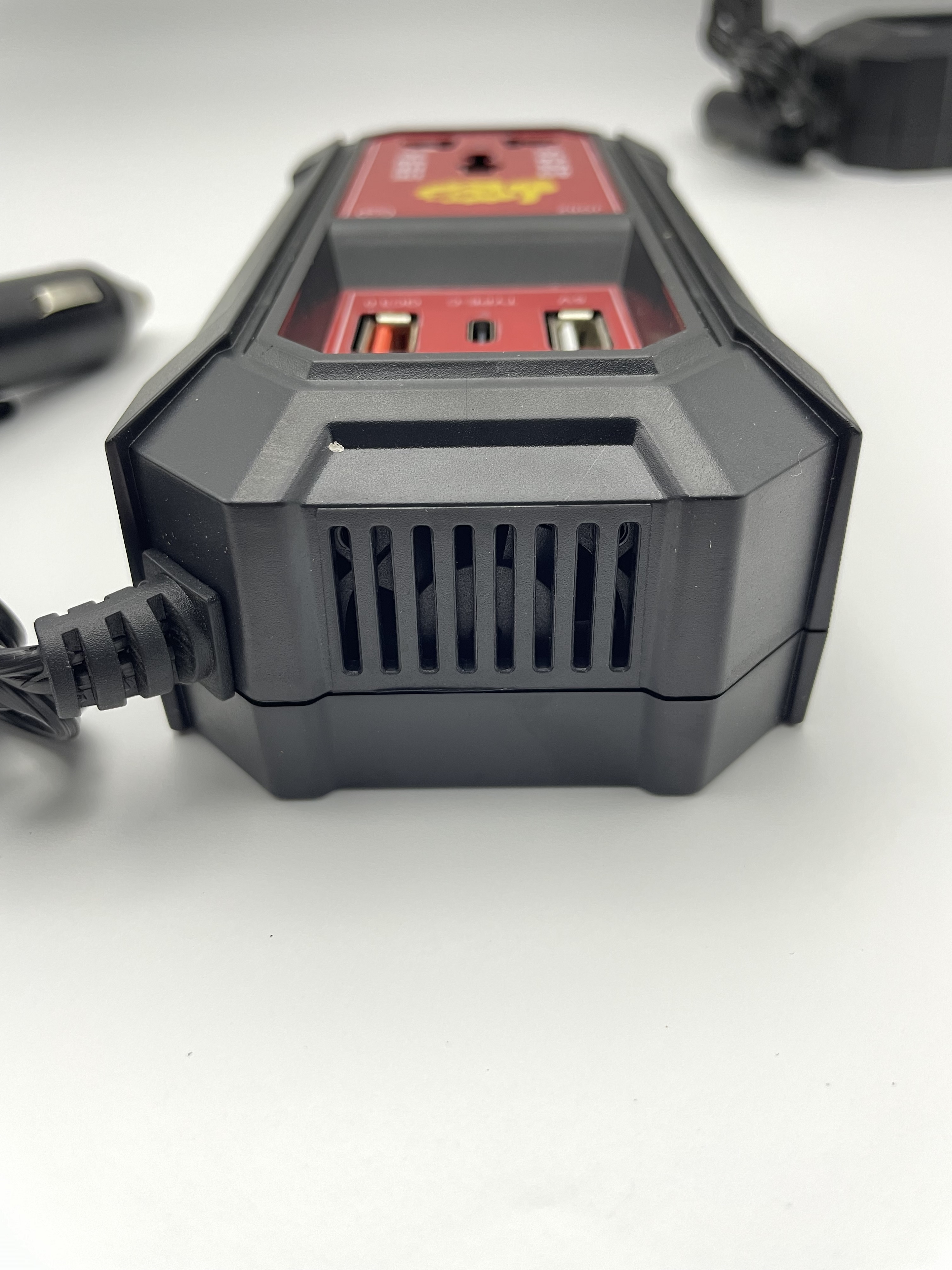 الجملة 12V / 24V إلى 220V AC عاكس طاقة السيارة مع QC3.0 / PD