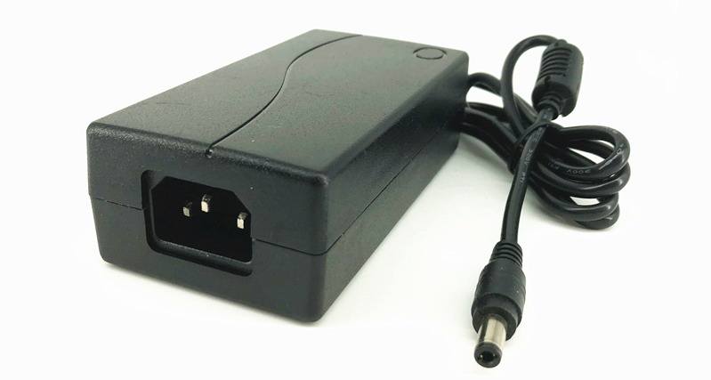 12VDC 5AMP 60W CE (LVD & EMC) & IEC60950 Desktop Type Power Adapter voor CCTV-camera (S1250D)