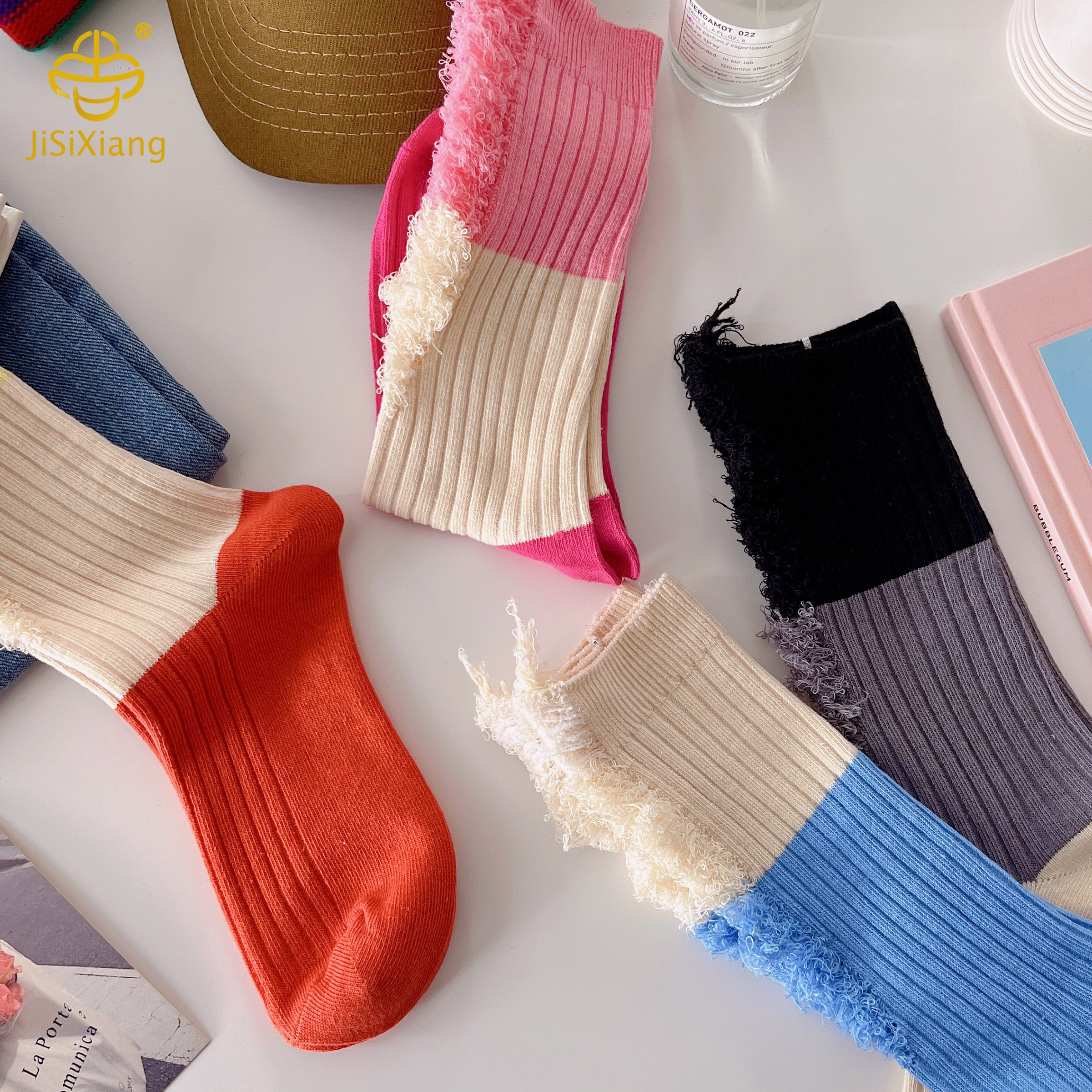 대조적 인 긴 양말, 파일 양말, 거지 양말의 버전 version of ripped contrasting long socks, pile socks, beggar socks