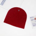 Cappello a maglia rossa personalizzata