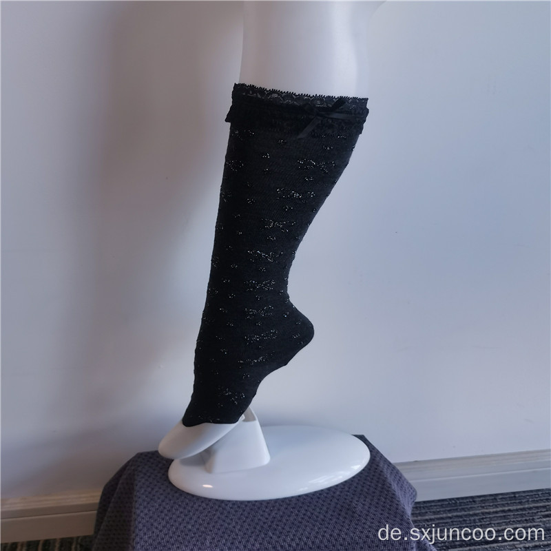 Elegante charmante schwarze Stretch-Stickspitzen-Crew-Socken