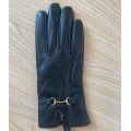 Kožené rukavice ženy sa hodia do veľkosti