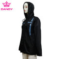 Jaket jaket hitam dengan tudung