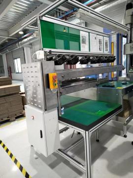 Injection machine conveyor with workbench