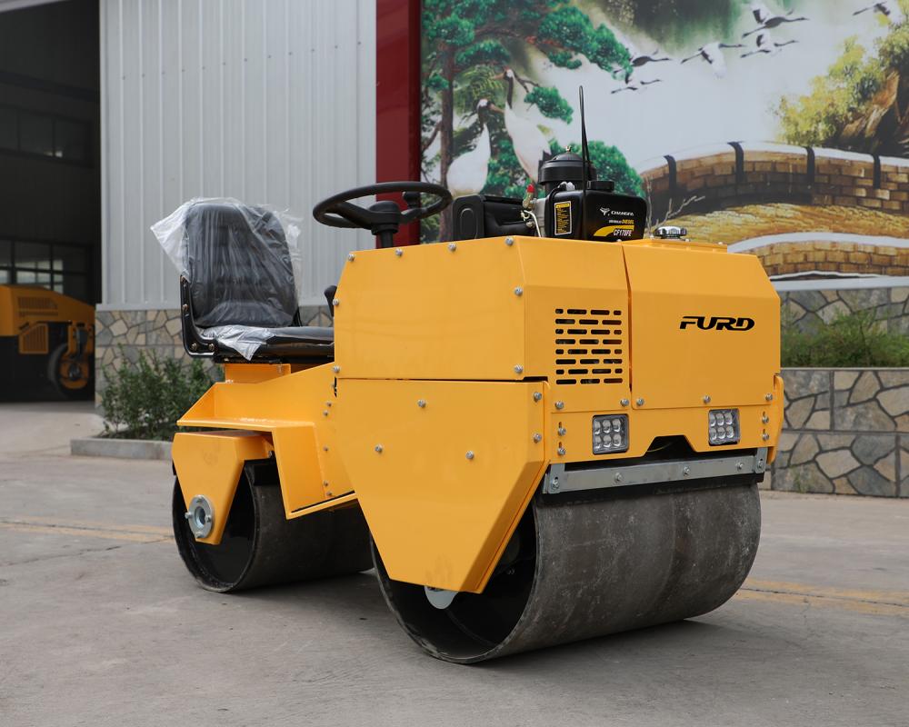 Dependable performance 700kg double steel wheel vibrating petrol road roller