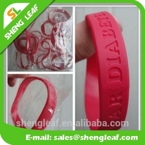 Customized logo personalised debossed logo silicone bracelets