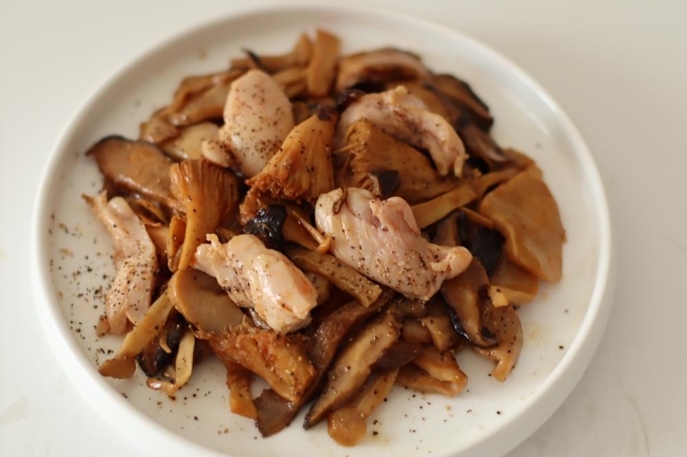 Stir Fried Mushroom With Black Pepper Sauce Chicken