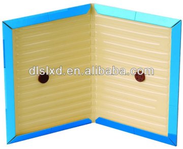 Rat Glue Trap - Appling Glue in Stripe