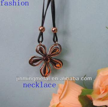 Fashion Flower shaped Pendant Necklace