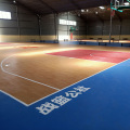 Professionista del pavimento in campo da basket interno