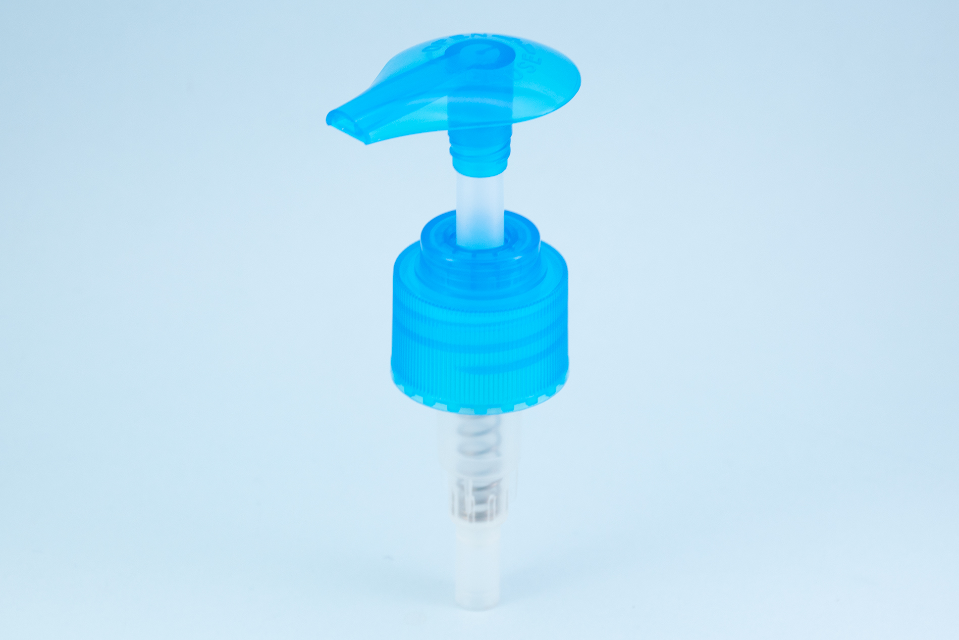 مضخة لوشن مضلعة زرقاء شفافة 28/410 مع قفل من أعلى إلى أسفل 28/410 transparent blue ribbed lotion pump with up-down lock