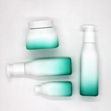 Blaue Glasflasche und Glas
