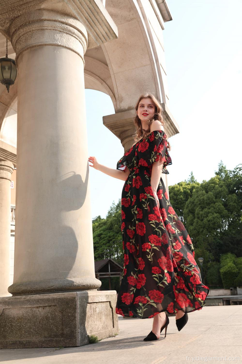 Robe longue fleurie rouge à épaules dénudées