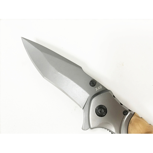 Coltello tascabile in legno caricato a molla aperto assistito