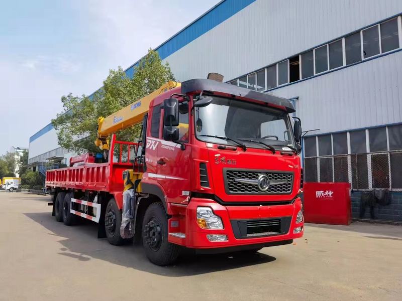 Dongfeng Telescopic Boom Truck Crane في دبي