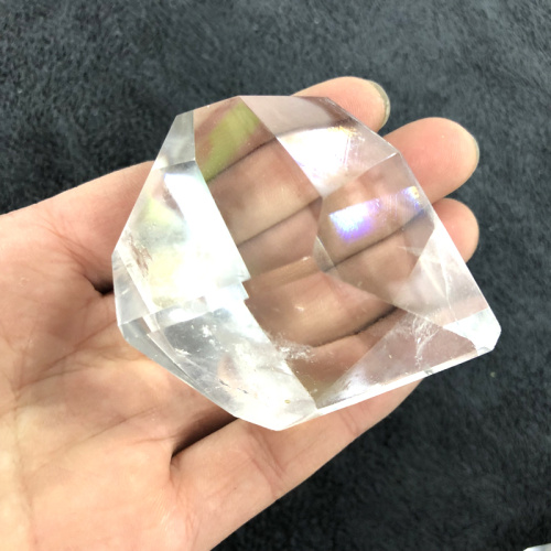 天然透明的白色水晶