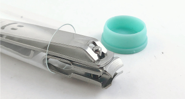 Safety nail clippers rotate the nail clipper head