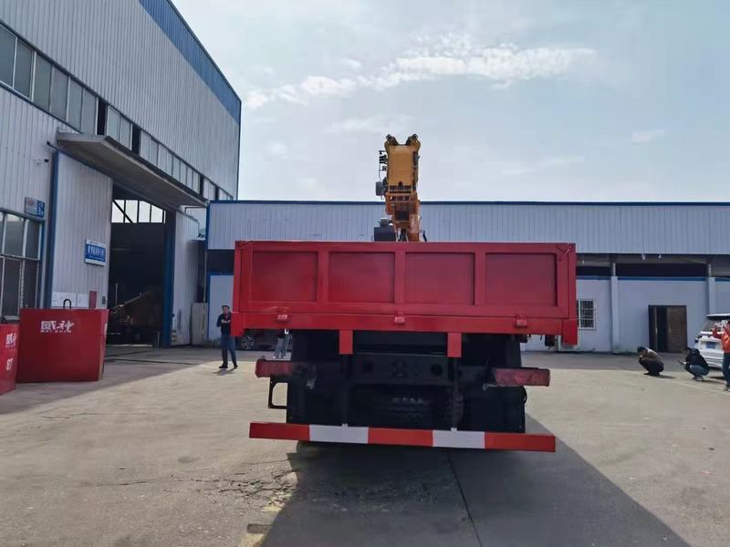 Dongfeng Telescopic Boom Truck Crane في دبي