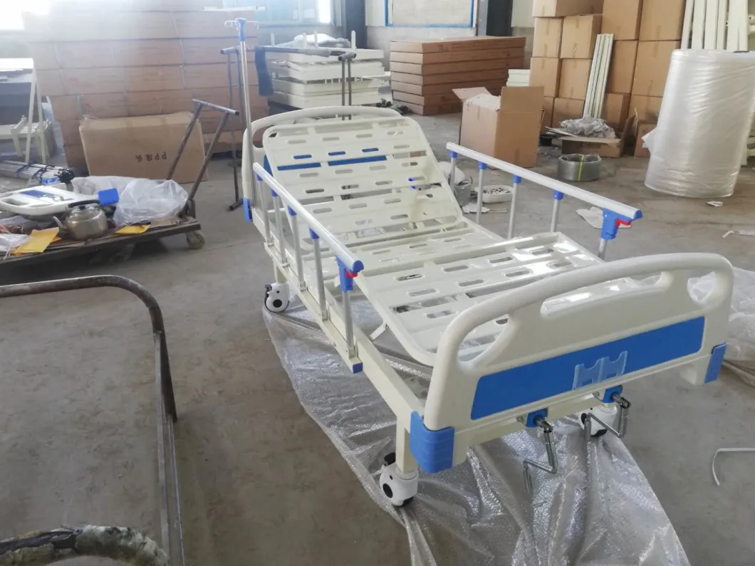 Two Manual Cranks Medical Bed with One Infusion and Four Casters