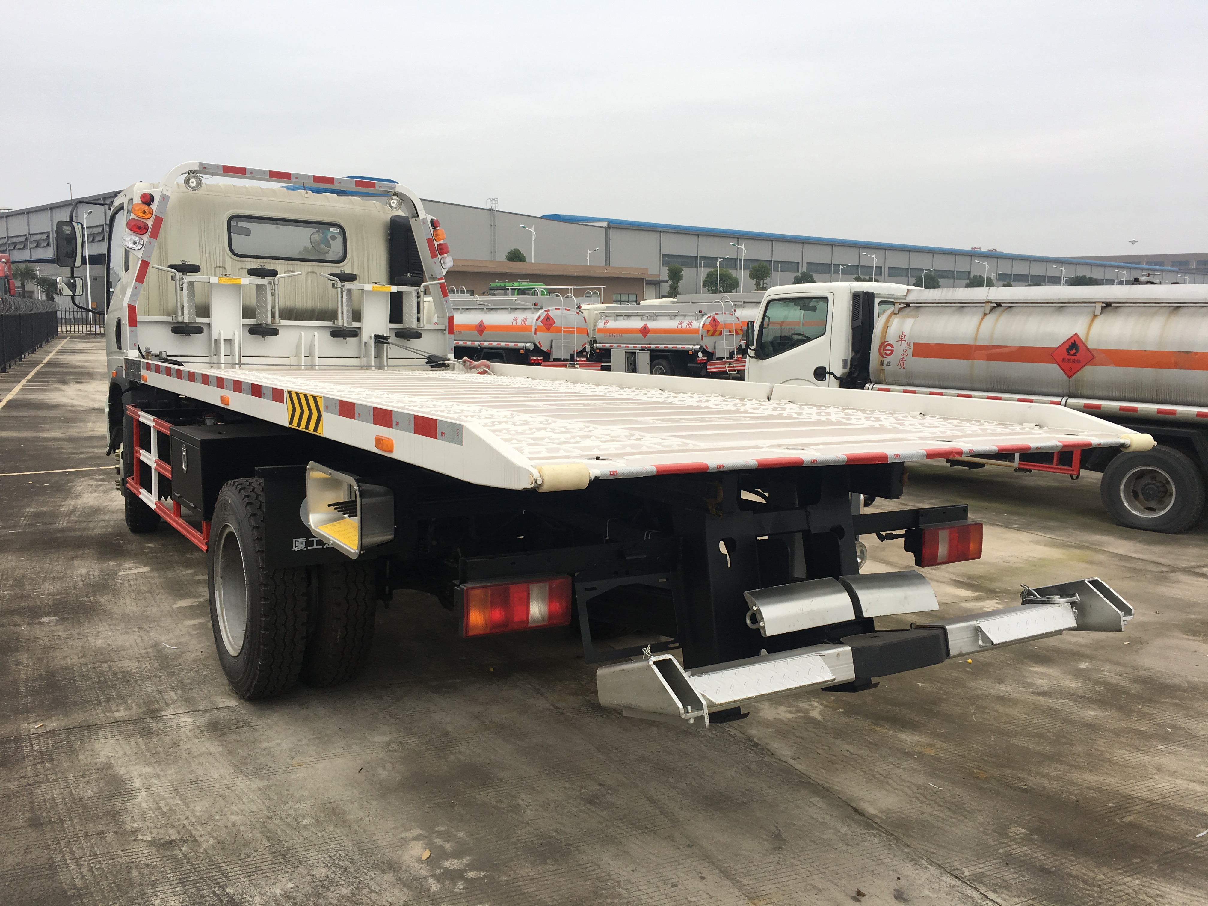 Cheap price HOWO 4x2 light duty 10 tons flatbed lorry truck