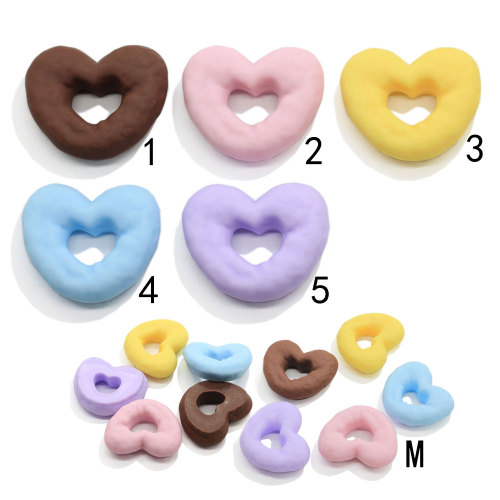 Fornitura di ciondoli in resina colorati per torta a forma di cuore vuoto Simulazione di biscotti Flatback Craft Bead Kawaii Miniature Ornament Dollhouse Toys