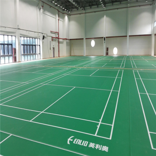 Groene badminton sportvloer met witte spellijn