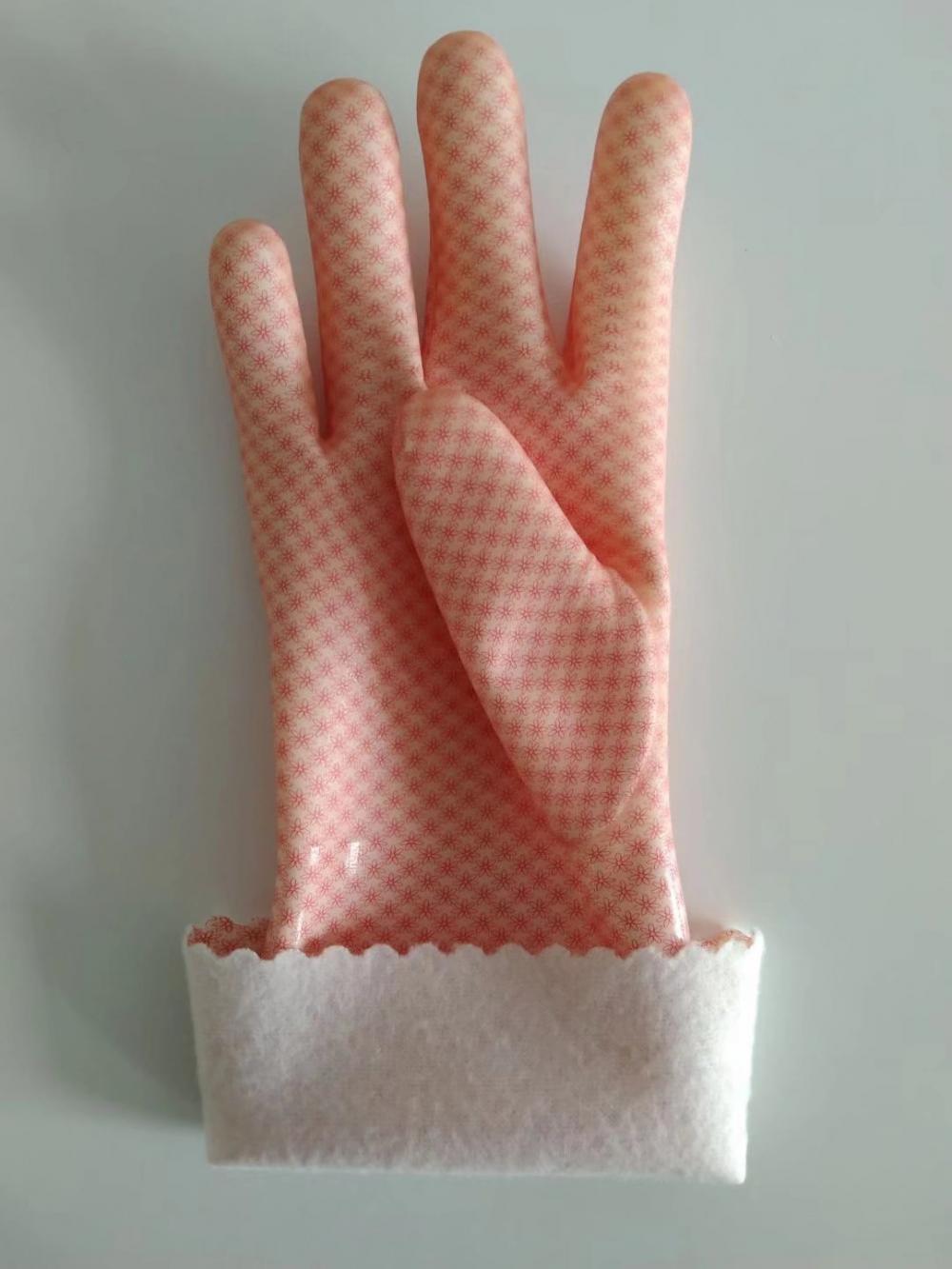 Los guantes transparentes de la cocina.