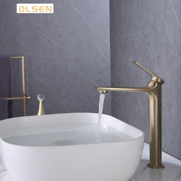 Adjustable single hole basin faucet