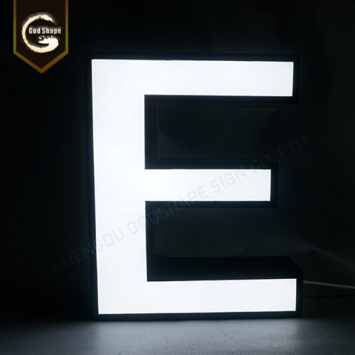 Segno di lettere a led con nome del negozio personalizzato montato a parete