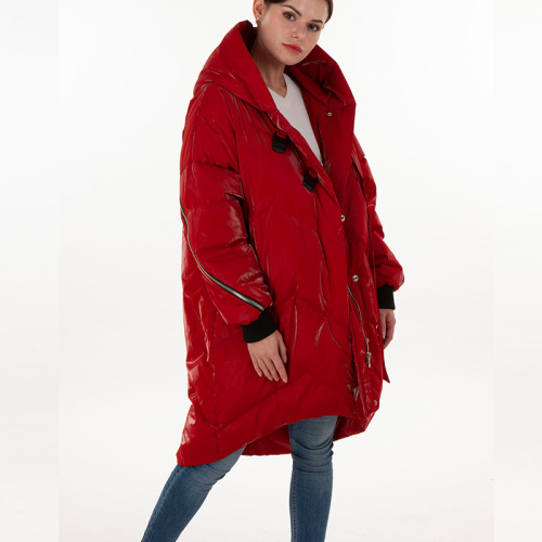 Modische rote Daunenjacke